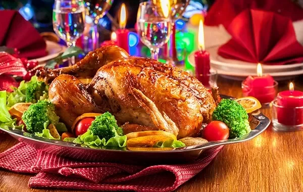 ceia-de-natal-com-peru-assado-e-decoracao-luminosa Imagem de uma ceia de Natal com peru assado, decoração luminosa e velas coloridas que reflete o comportamento dos Brasileiros ao reduzir gastos e focar no essencial para o Natal, segundo pesquisa.