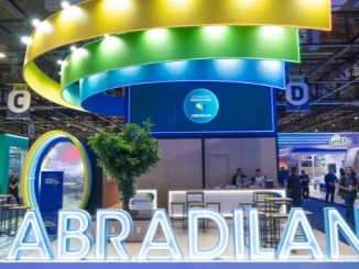 Imagem do evento Conexão Farma 2026 em São Paulo, destacando a ampla cadeia farmacêutica com estandes modernos e visitantes interagindo.