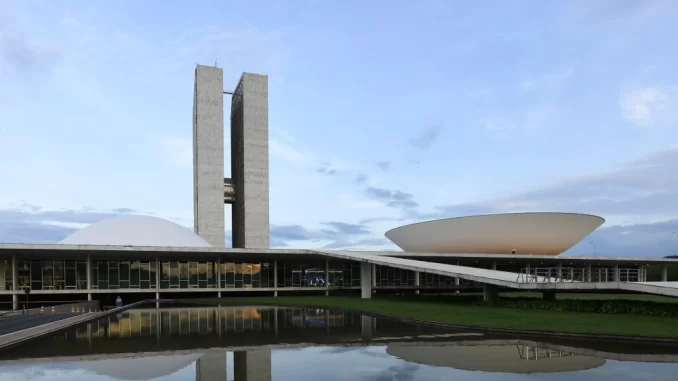 congresso-nacional-brasil-investigacoes-cotas-parlamentares Imagem do Congresso Nacional do Brasil, palco de investigações envolvendo cotas parlamentares, como a operação da Polícia Federal contra os deputados Sóstenes e Jordy.