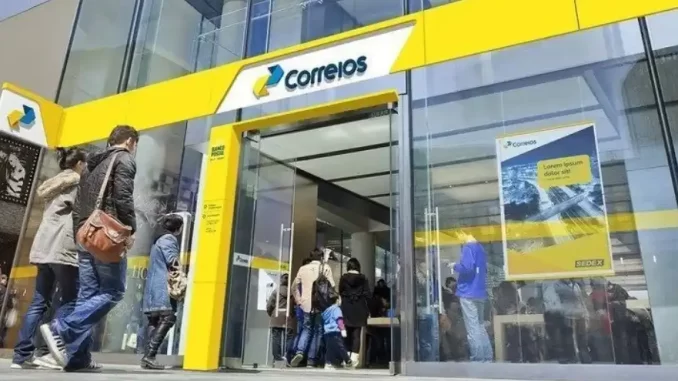 Filas de clientes na nova unidade dos Correios com redução de pontos de atendimento, alinhada ao corte de 15 mil empregos até 2027.