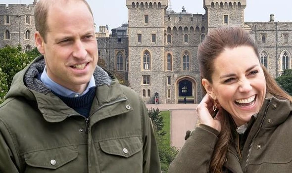 critica-visita-principes-william-kate-windsor Moradores criticam a recente visita dos príncipes William e Kate a Windsor, expressão de desaprovação no rosto de moradores ao fundo do castelo.