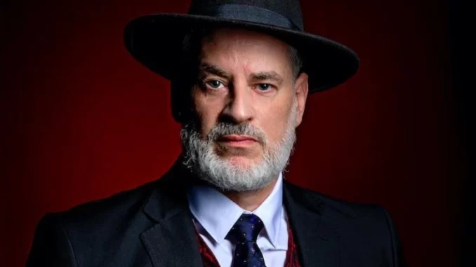 Dan Stulbach no palco durante a estreia da nova montagem de O Mercador de Veneza no Teatro da PUC-SP