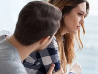 Homem e mulher discutindo sobre desemprego, que afeta relações amorosas e vida social, segundo pesquisa.