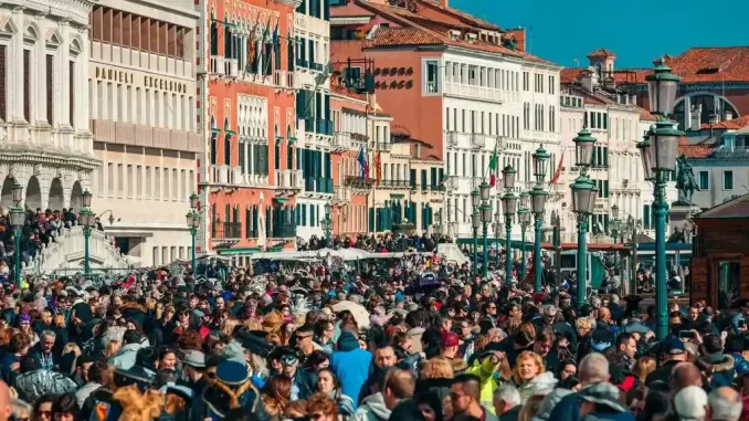 destinos-onde-o-turismo-supera-a-populacao-acendem-alerta-global-jpg Destino turístico lotado na cidade de Veneza, na Itália, onde o turismo ultrapassa a população local, acendendo alerta global sobre o impacto do turismo de massa.
