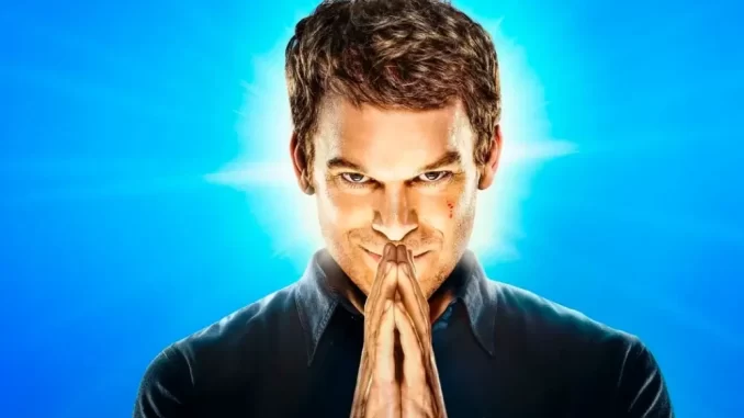 Imagem de Dexter Morgan, personagem de Dexter, com expressão sorridente e mãos juntas, indicado possível retorno em 2026. Focado na retomada das filmagens e ressureição da série.
