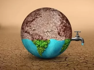 Ilustração do planeta Terra com uma torneira, simbolizando a crise global de escassez de água doce, evidenciada pelo solo rachado e árido.