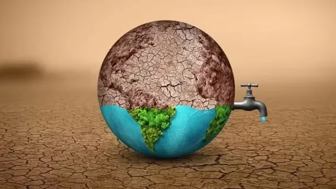 Ilustração do planeta Terra com uma torneira, simbolizando a crise global de escassez de água doce, evidenciada pelo solo rachado e árido.