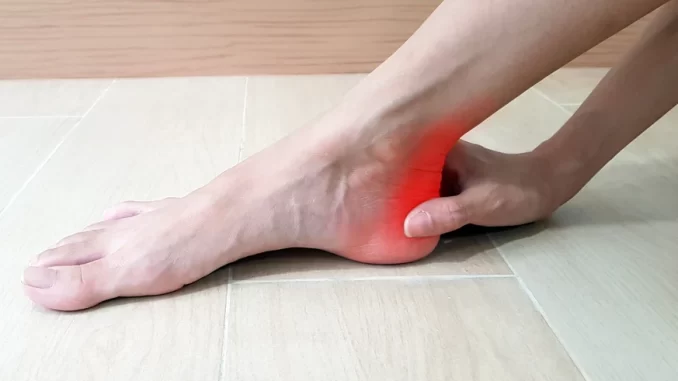 espessamento-tendon-de-aquiles-colesterol-alto Imagem ilustrativa de um tornozelo com tendão de Aquiles espessado, vermelho na região, indicando possível colesterol alto no sangue.