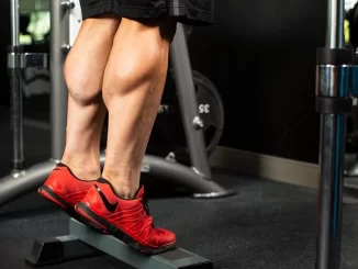 Homem exercitando panturrilha na academia para fortalecer as pernas, melhorar a circulação sanguínea e atuar como um segundo coração.