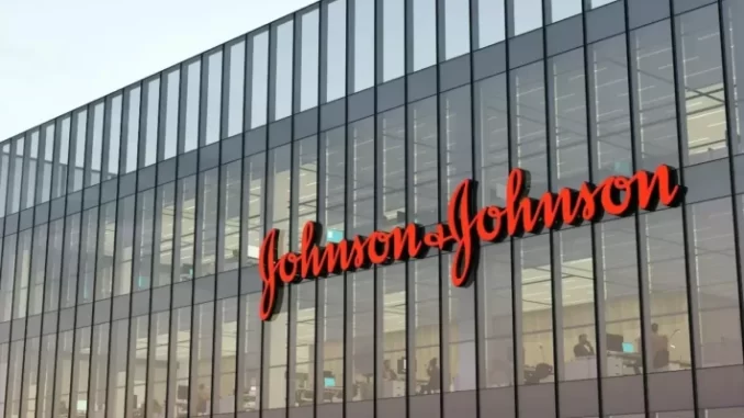 fachada-johnson-johnson-condenada-cancer-talco Fachada de um edifício com o logo da Johnson & Johnson, relacionada ao julgamento e condenação por câncer associado ao uso de talco.