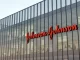 Fachada de um edifício com o logo da Johnson & Johnson, relacionada ao julgamento e condenação por câncer associado ao uso de talco.
