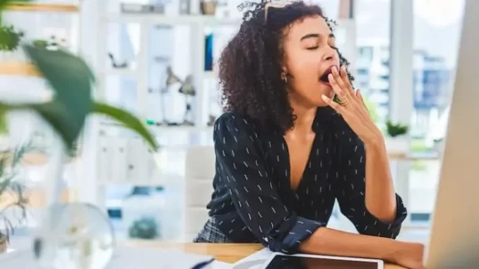 Mulher apresentando sinais de fadiga excessiva, indicativo de possível desequilíbrio hormonal, como exemplo de sintomas a serem observados.