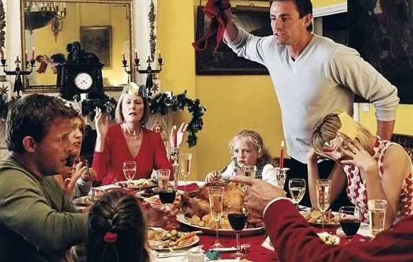 Família durante o Natal com discussões e conflitos, destacando a importância de evitar conflitos e discussões durante o Natal em família, recomendado por psicólogos.