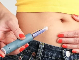 Imagem de uma mulher segurando uma caneta injetora de emagrecimento, destacando a preocupação com o uso ilegal de medicamentos contrabandeados apurado pela Receita Federal.