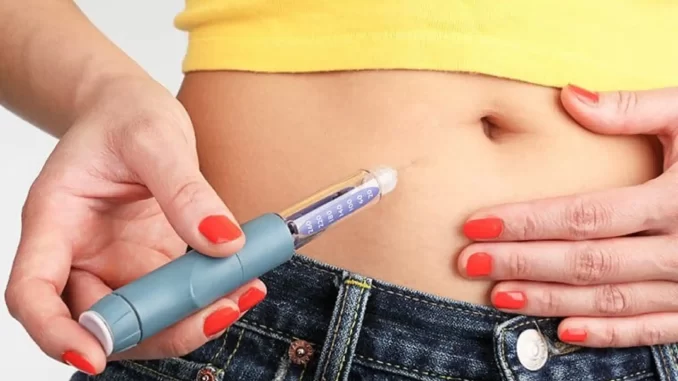 Imagem de uma mulher segurando uma caneta injetora de emagrecimento, destacando a preocupação com o uso ilegal de medicamentos contrabandeados apurado pela Receita Federal.