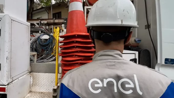 governo-ameaca-cassar-concessao-enel-metas-descumpridas Funcionário da Enel monitorando operações na rua enquanto a ameaça de cassação de concessão do governo é discutida por metas não cumpridas.