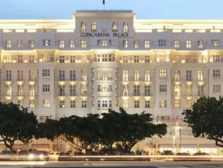 O Hotel Copacabana Palace, um hotel de luxo na orla do Rio de Janeiro, aderiu à escala 5x2 para todos os funcionários, promovendo melhorias nas condições de trabalho.