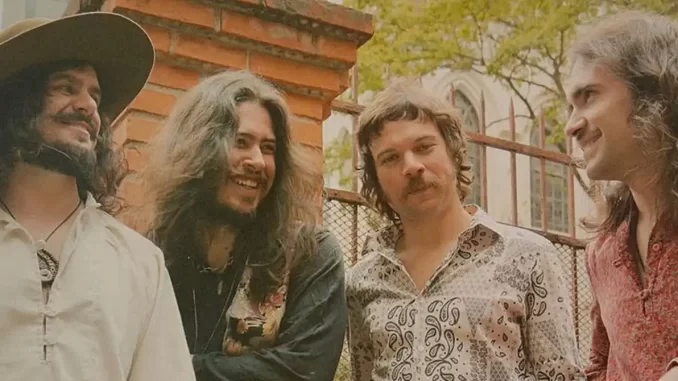 Hurricanes revive clássicos do The Doors em show no Blue Note em São Paulo, no dia 7 de janeiro, com músicos tocando roteiros emblemáticos da banda. banner do evento no Blue Note SP com data e artistas.