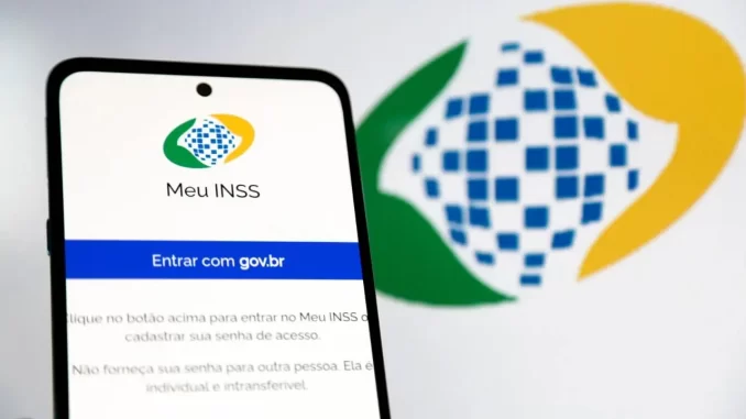 inss-dobra-prazo-auxilio-doenca-analise-eletronica Imagem de um smartphone exibindo a tela do Meu INSS com o logo do INSS ao fundo, destacando o aumento do prazo para análise eletrônica do auxílio-doença sem perícia presencial, referência à nova política do INSS.