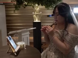 Mulher japonesa realiza casamento virtual com noivo criado por inteligência artificial, usando óculos de realidade aumentada durante cerimônia íntima.