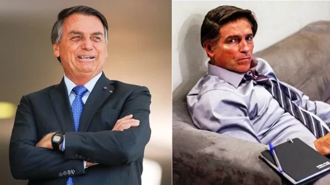 jim-caviezel-como-bolsonaro-dark-horse Primeiras imagens mostram Jim Caviezel como Bolsonaro em Dark Horse, com um lado com o ator sorridente e outro com ele sério sentado em um sofá.