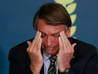 Imagem de Jair Bolsonaro com expressão de preocupação durante anúncio da Justiça suspendendo benefícios vitalícios durante prisão