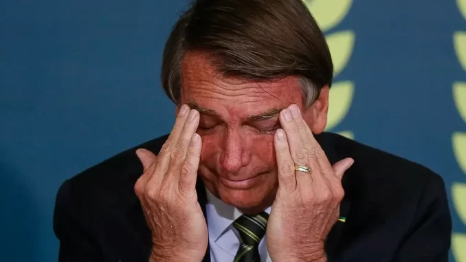 justica-suspende-beneficios-jair-bolsonaro Imagem de Jair Bolsonaro com expressão de preocupação durante anúncio da Justiça suspendendo benefícios vitalícios durante prisão