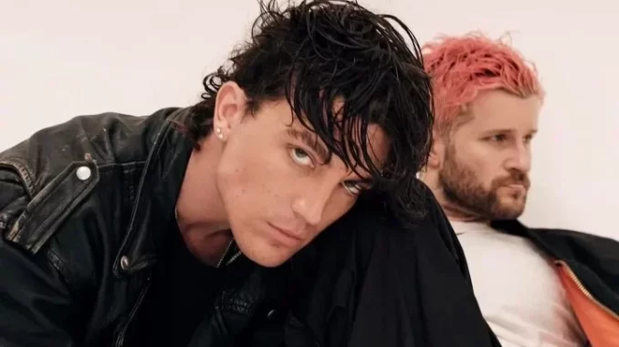 lanyapresentacaounicasaopaulaworldtoursoft Imagem da banda LANY em São Paulo durante apresentação única na turnê mundial Soft, com dois integrantes com visual moderno e cabelos coloridos, em um ambiente interno.