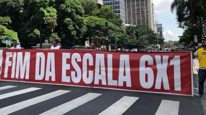 manifestacao-fim-escala-6x1-reducao-jornada-trabalho Manifestantes na rua protestam contra a escala 6x1 e a redução da jornada de trabalho, apoiando o fim da escala 6x1 aprovado pelo CCJ do Senado.