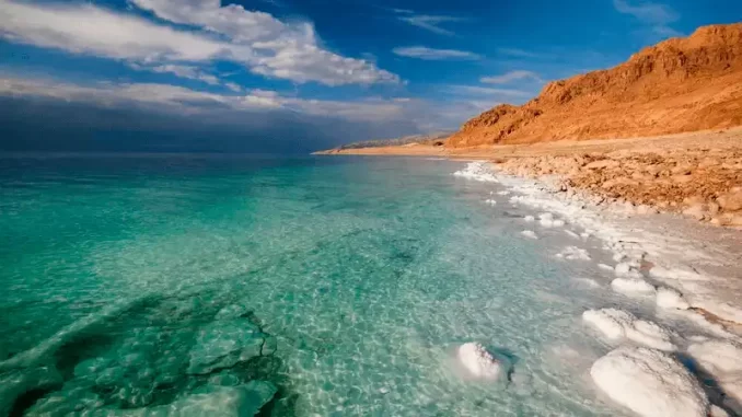 mar-morto-novos-sinais-de-vida-jpg O Mar Morto mostra novos sinais de vida, com águas cristalinas e salinas que intrigam a comunidade científica, enquanto as margens áridas se estendem ao fundo.
