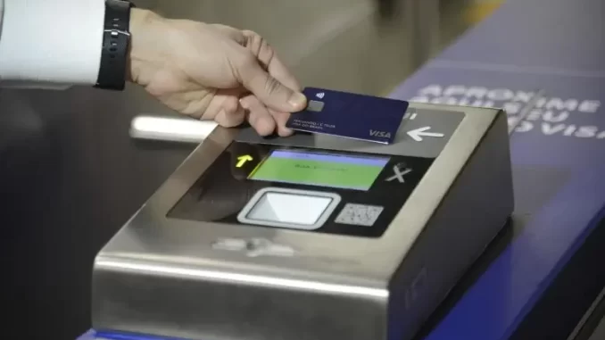 metro-sp-pagamento-por-aproximacao-fase-piloto Funcionário do Metrô de São Paulo realizando pagamento por aproximação usando cartão em fase piloto para agilizar viagens de metrô