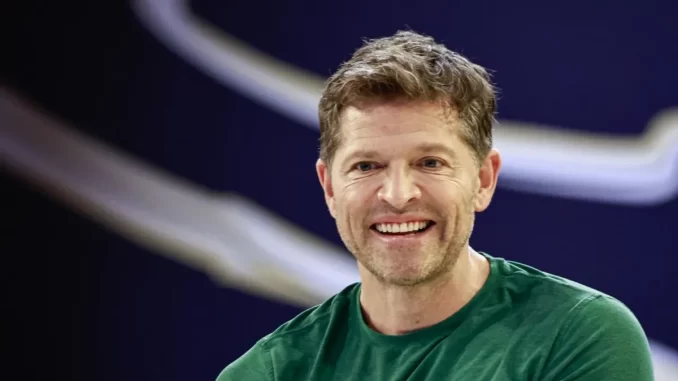 misha-collins-refilmar-episodio-final-supernatural-incluir-castiel Misha Collins quer refilmar episódio final de Supernatural para incluir Castiel, demonstrando interesse em alterar o final da série e oferecendo sua participação.