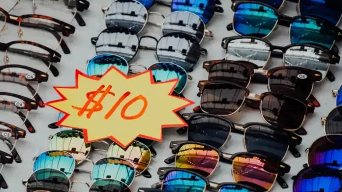 oculos-de-sol-falsificados-riscos-danos-oculares Óculos de sol falsificados expostos por R$10, destacando os riscos de danos oculares silenciosos ao usar produtos de baixa qualidade.