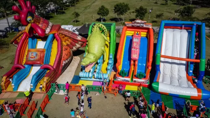 Parques e shoppings de SP oferecem atrações gratuitas nas férias, incluindo escorregadores infláveis com temas de dinossauros e animais para diversão das crianças.