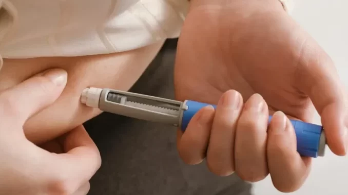 pessoa-aplicando-injecaoremidos-para-emagrecer Pessoa aplicando injeção de remédios para emagrecer, uma prática que pressiona por corpos perfeitos e aumenta riscos à saúde.