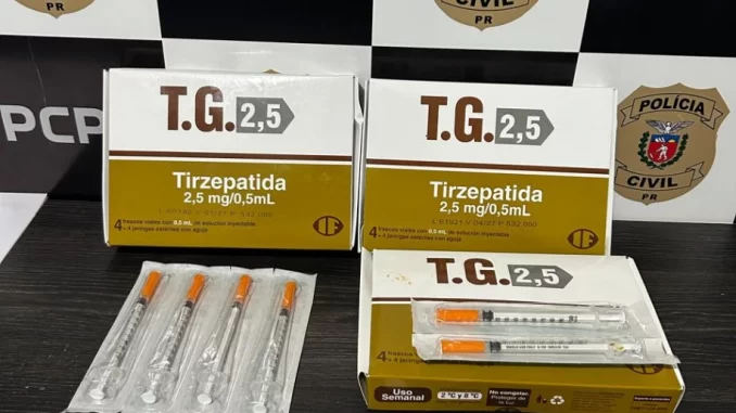 Operação da Polícia Civil do Paraná que desmantelou rede que vendia tirzepatida sem padrão de segurança, com caixas e seringas de drogas em destaque.