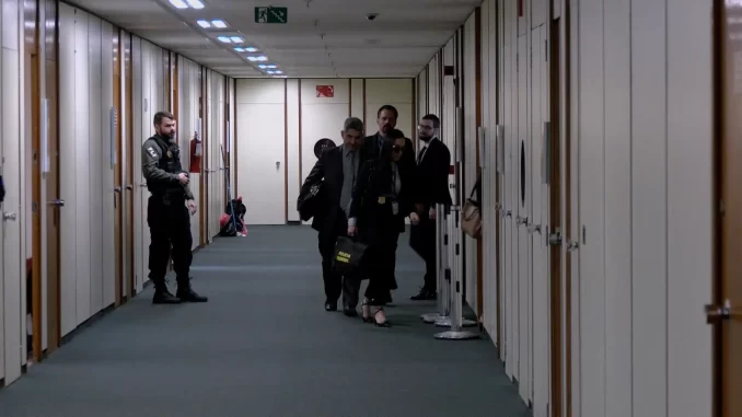 pf-faz-buscas-na-camara-por-suspeita-emendas-parlamentares Policiais e funcionários do Ministério Público fazem buscas na Câmara dos Deputados por suspeitas relacionadas a emendas parlamentares, evidenciado investigação rigorosa.