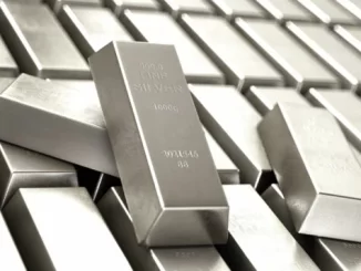 Prata ultrapassa US$ 75 e estabelece novo recorde, destacando a valorização do metal precioso com barras de prata sobre um teclado de computador.