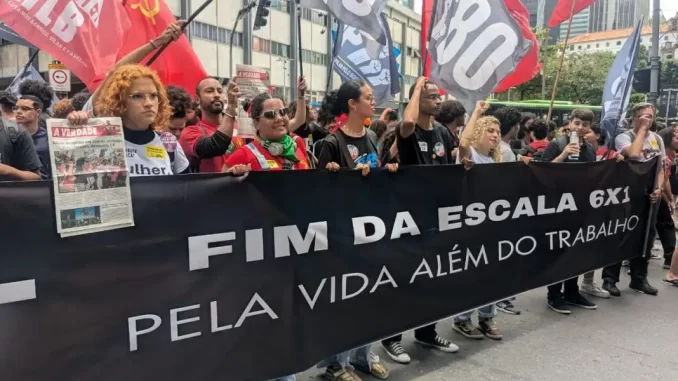 Manifestantes protestam contra a manutenção da escala de trabalho 6x1 na Câmara dos Deputados em uma manifestação na rua
