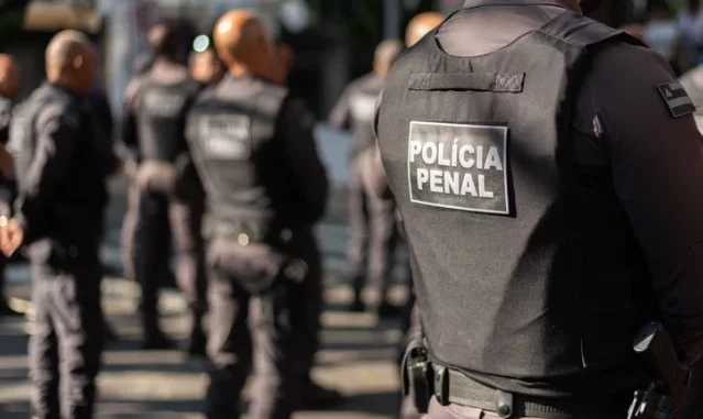 Policiais penais aguardam apresentação do relatório da PEC da Segurança a líderes na terça-feira, destacando o foco em segurança pública e reformas.