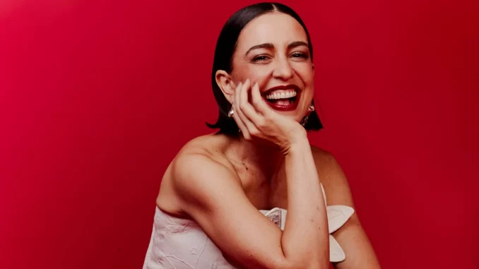 roberta-sa-20-anos-turne-intimista-teatro-bradesco-janeiro-jpg Roberta Sá comemora 20 anos de carreira com turnê intimista no Teatro Bradesco em janeiro, celebrando sua trajetória musical com sorriso radiante.