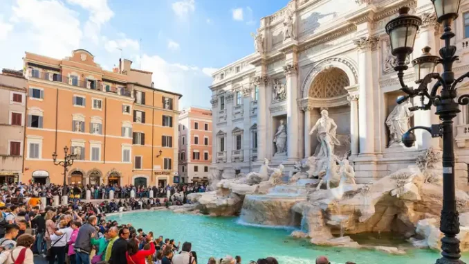 Turistas e visitantes na Fontana di Trevi, em Roma, com a fonte histórica e arquitetura ao fundo, próxima a uma mudança com cobrança de taxa a partir de fevereiro.