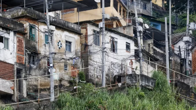 Imagem destacada - Quase um em cada cinco moradores de favelas sem acesso viário