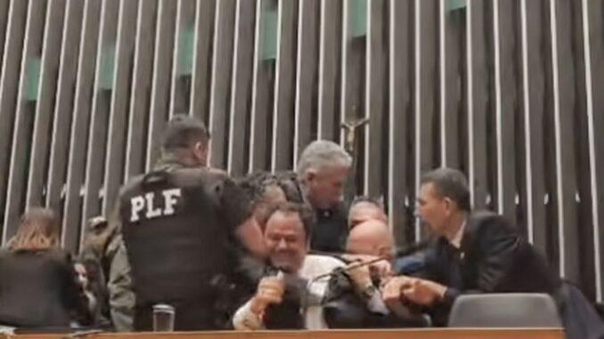 Imagem destacada - Entidades de mídia condenam retirada de jornalistas na Câmara hoje