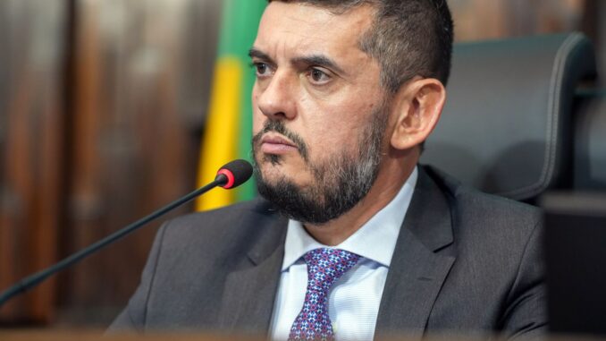 Imagem destacada - Após libertação, Rodrigo Bacellar pede licença de 10 dias na Alerj