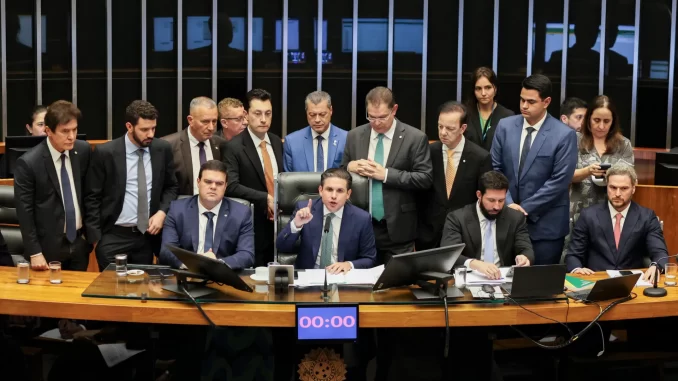 Imagem destacada - Congresso reduz Previdência e bolsas para ampliar emendas em 2026