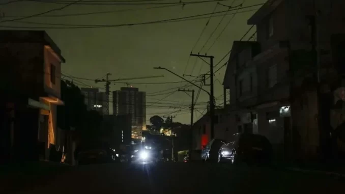 rua-sao-paulo-apagada-ciclone Imagem assustadora de uma rua de São Paulo à noite, com várias casas e carros, e o céu escuro após ciclone que deixou mais de 30 mil imóveis sem energia.