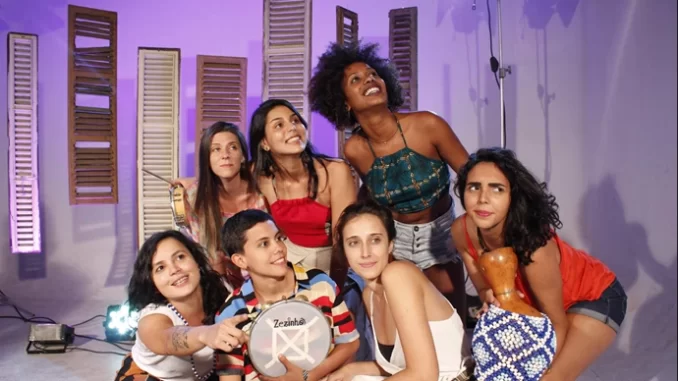 Samba Que Elas Querem lançando álbum e realizando show no Circo Voador, Rio de Janeiro, com banda de mulheres e público animado.