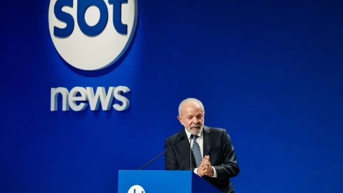 sbt-news-lancamento-sao-paulo-holograma-silvio-santos-authoridades Lançamento do SBT News em São Paulo com holograma de Silvio Santos e presença de autoridades, destaque para o palco azul com logo do SBT News.