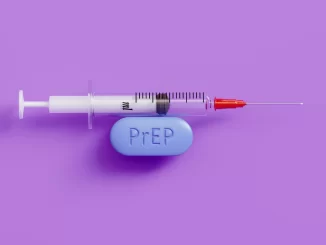 Imagem de uma seringa, uma pílula azul de PrEP e um fundo violeta, simbolizando a pressão do Brasil pela aprovação do acordo para a PrEP injetável semestral contra o HIV.